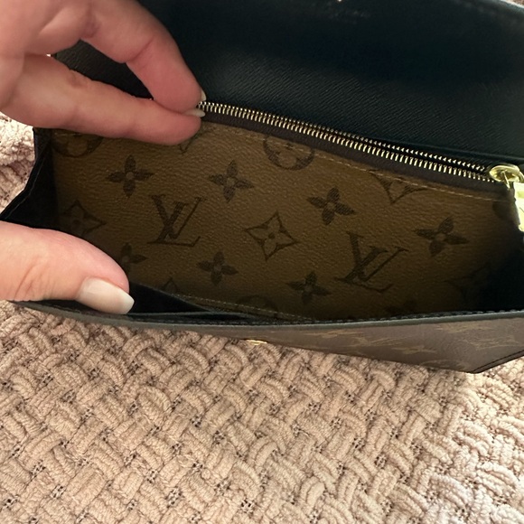 EUC Sarah Reverse Monogram wallet.  Giftable - Picture 7 of 10